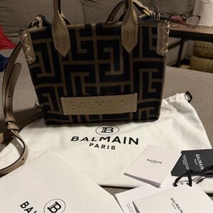 Used in excellent condition - Balmain PB labyrinth B army small bag